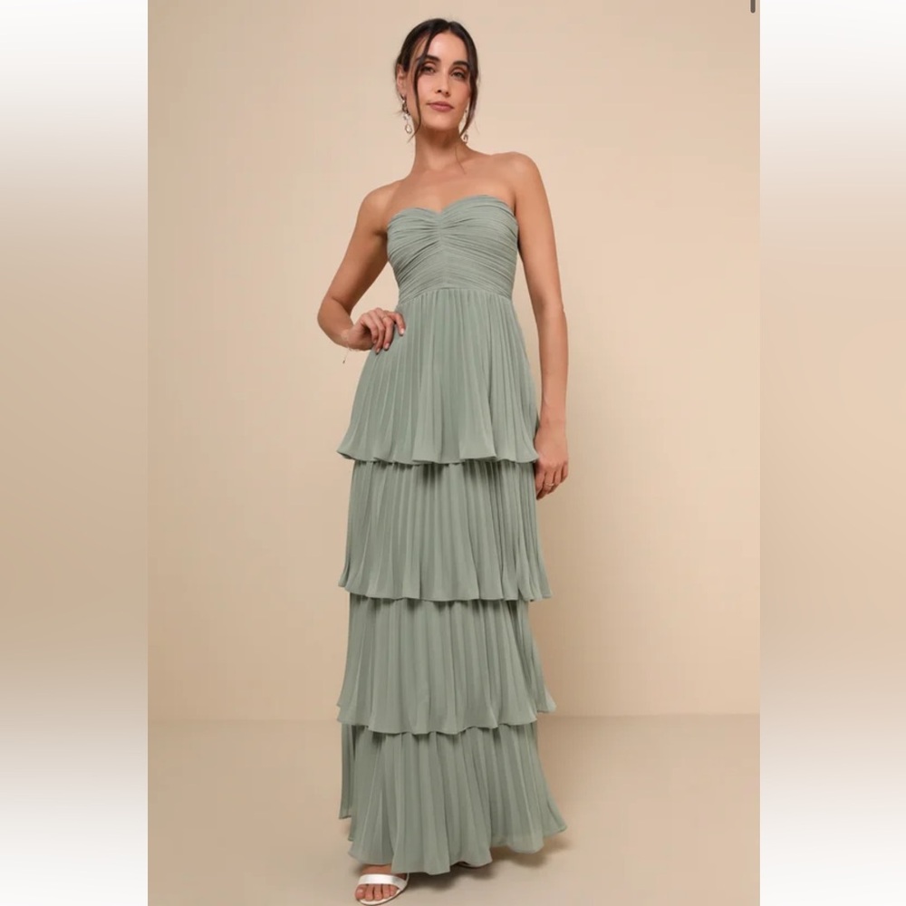 Never Worn Lulu’s Strapless Tiered Dress